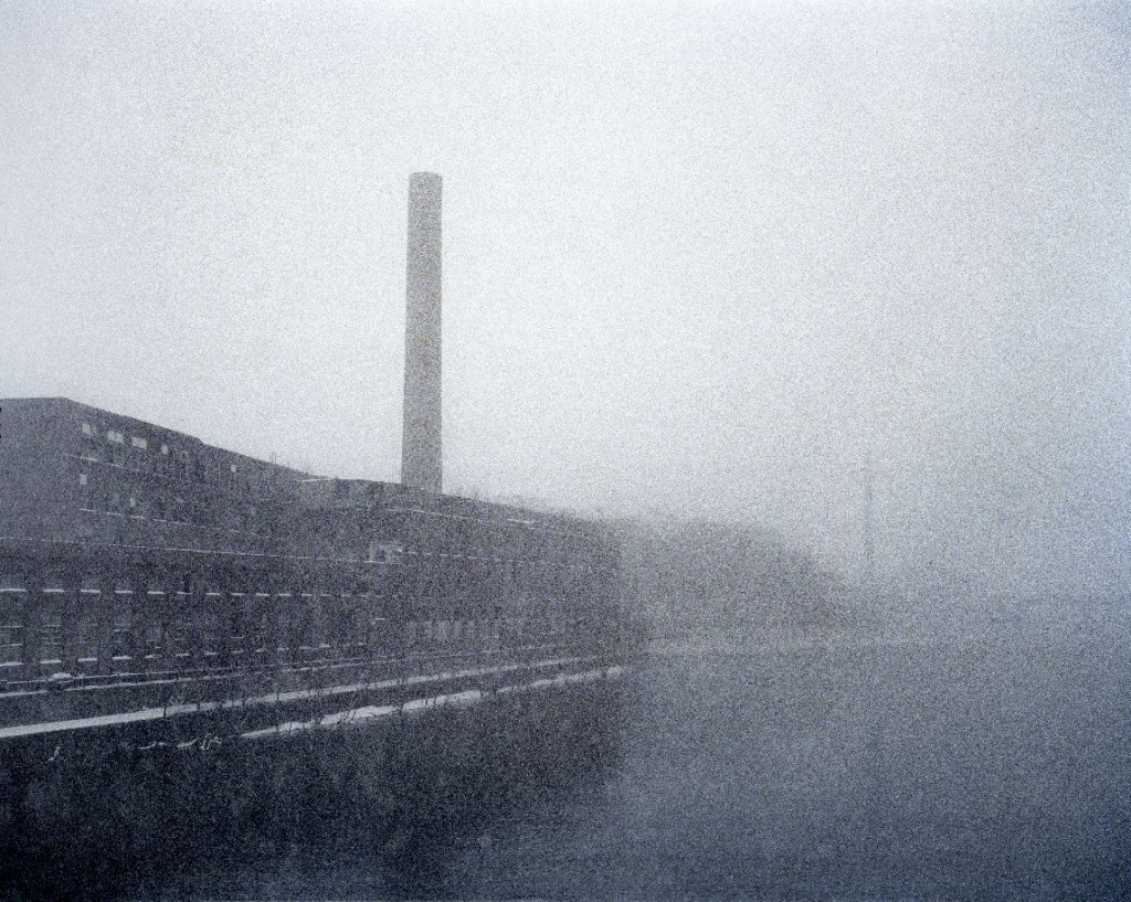 Zakłady tekstylne Boot Common Mills nad rzeką Merrimack w Lowell, miasta, z którego pochodził Kerouac.  Fot. René Tanguy 