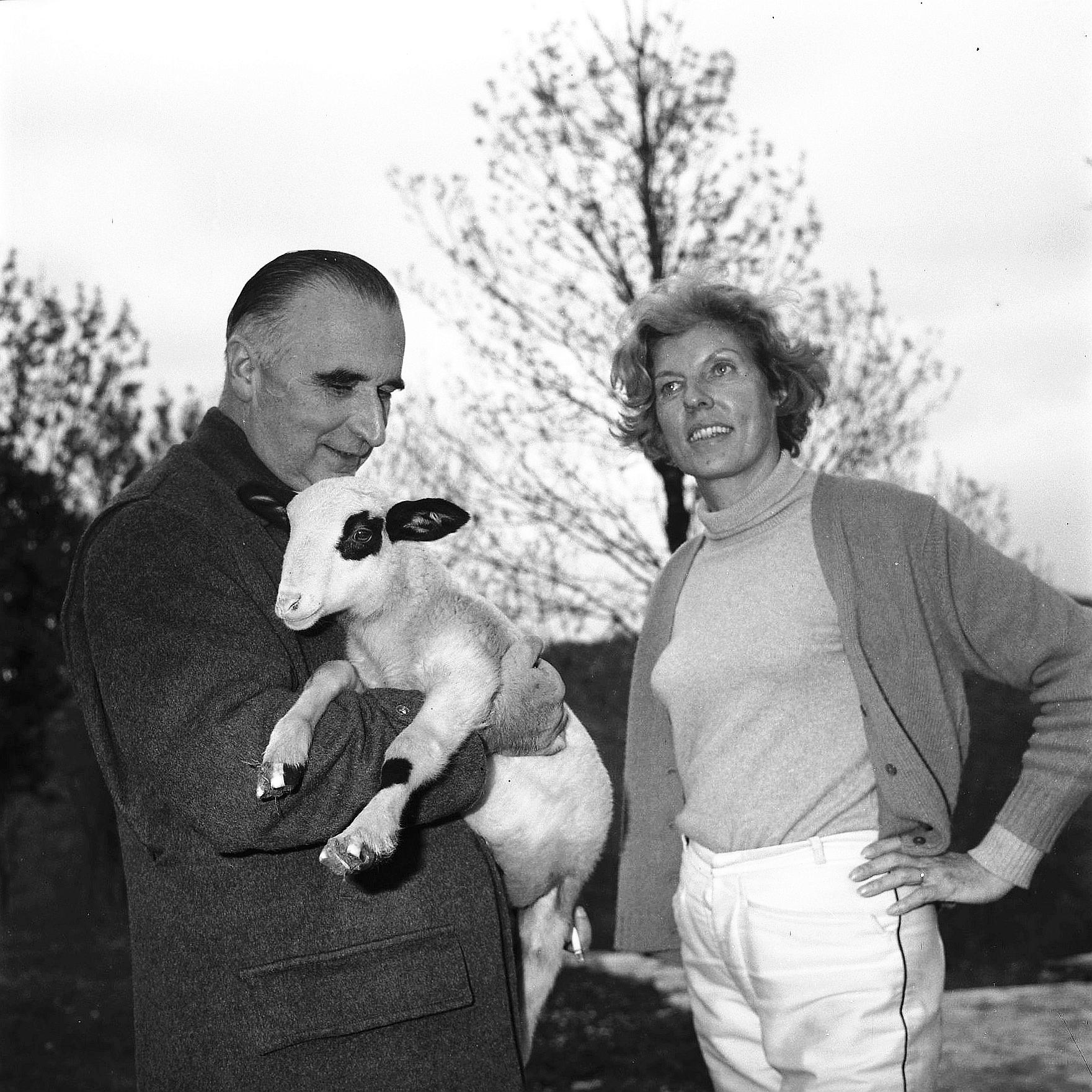 Georges Pompidou z żoną Claude w Cajarc (1965). Fot. André Cros. CC BY-SA 4.0