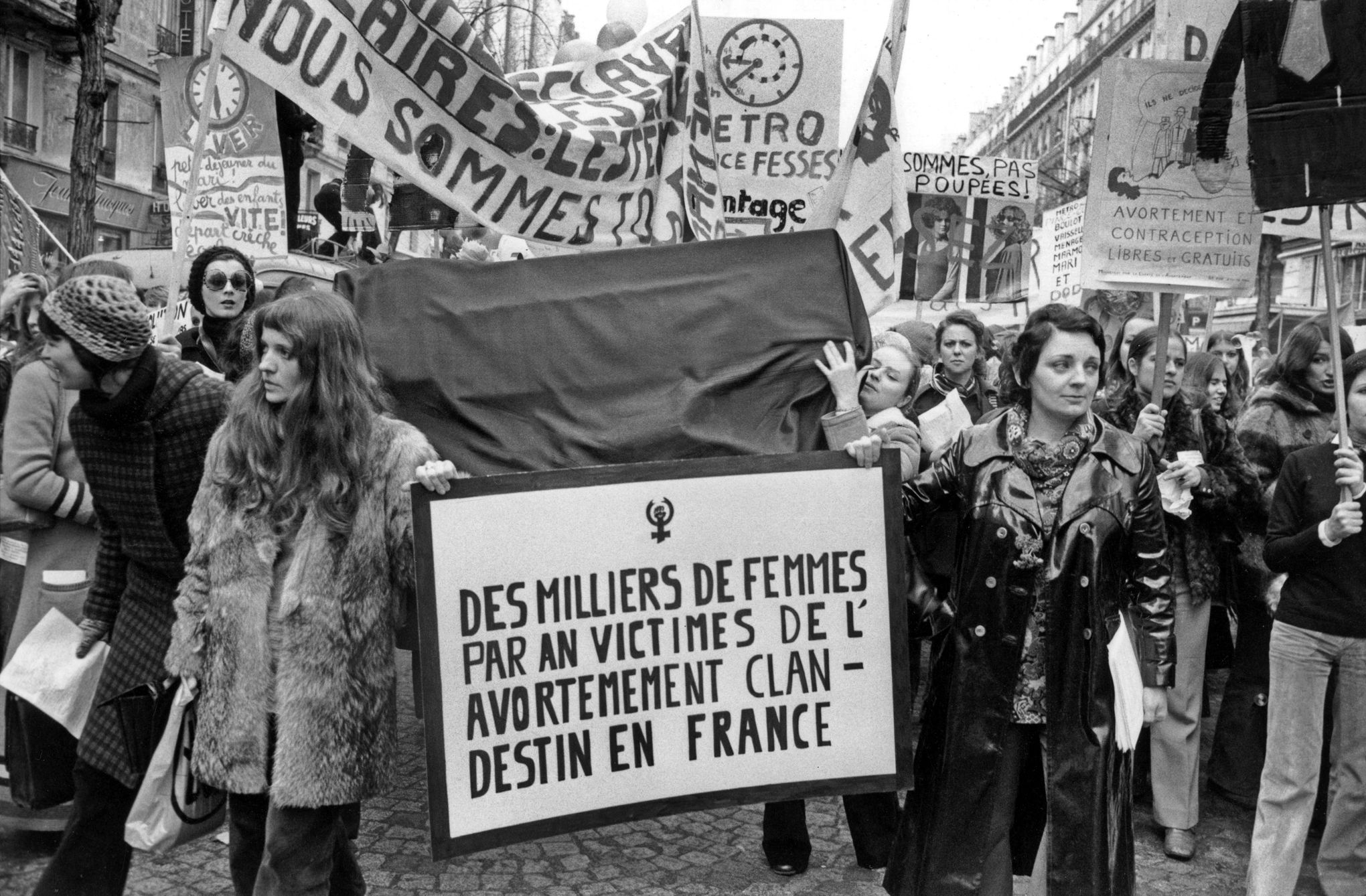 Marche internationale des femmes de la place de la Republique a la place de la Nation a Paris le 20 Novembre 1971 en faveur de la legalisation de l'avortement   ---  International march of women in Paris on November 20, 1971 for legalization of abortion